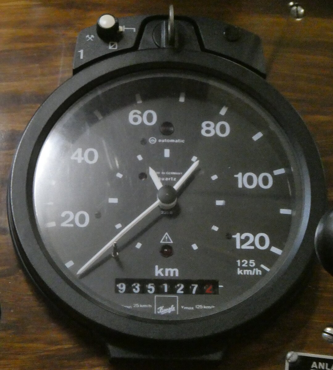 (273'338) - Stutz, Jonen - AG 8341 - Saurer/T�scher (ex Dubs, Stallikon) am 29. M�rz 2025 in Affoltern, Garage (Detailaufnahme - 935'127, 2 Kilometer)