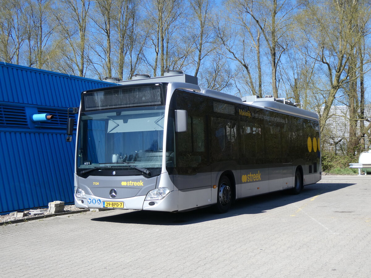 (273'589) - Qbuzz, Groningen - Nr. 7124/29-BPD-7 - Mercedes am 4. April 2025 in Zoutkamp, Garage