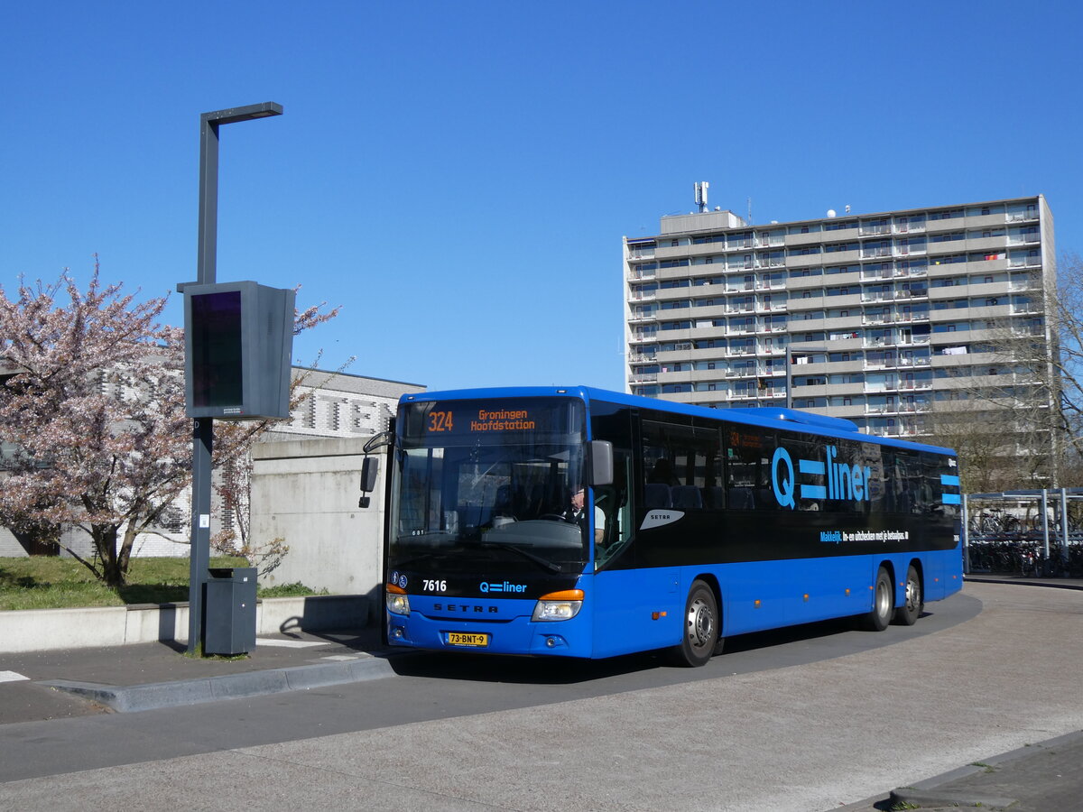(273'601) - Qbuzz, Groningen - Nr. 7616/73-BNT-9 - Setra am 5. April 2025 in Drachten, Transferium Oost