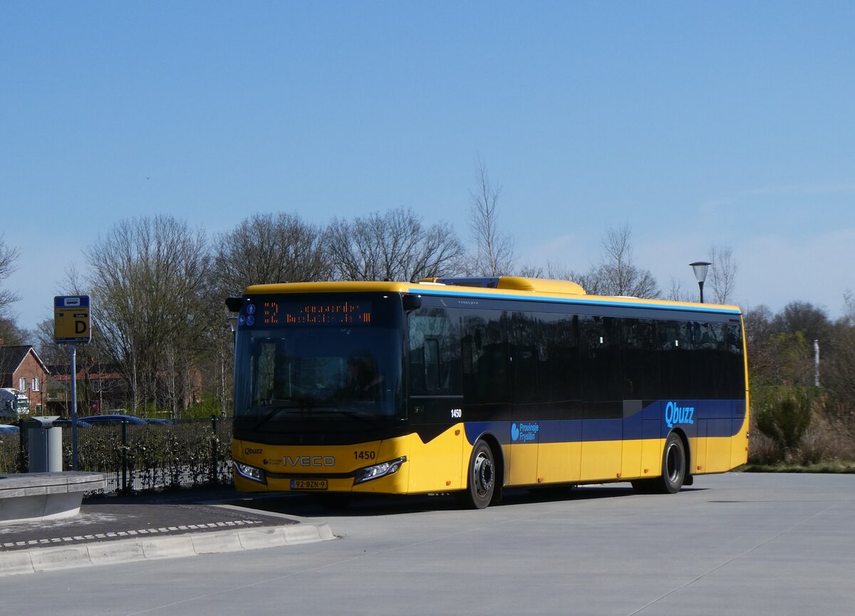 (273'621) - Qbuzz, Groningen - Nr. 1450/92-BZN-9 - Iveco am 5. April 2025 beim Bahnhof Feanw�lden
