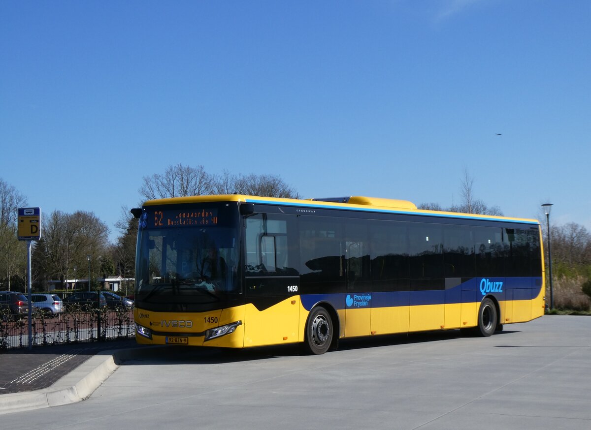 (273'622) - Qbuzz, Groningen - Nr. 1450/92-BZN-9 - Iveco am 5. April 2025 beim Bahnhof Feanw�lden
