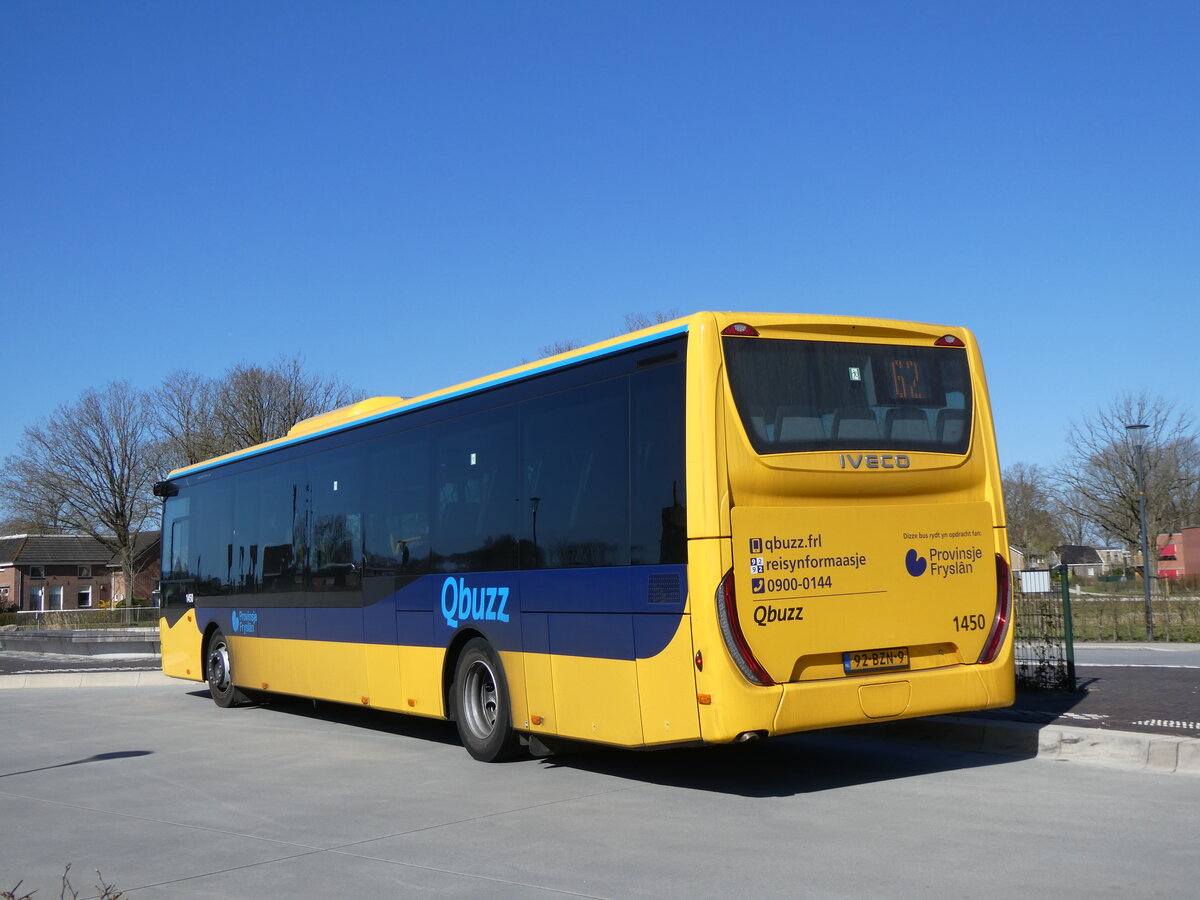 (273'623) - Qbuzz, Groningen - Nr. 1450/92-BZN-9 - Iveco am 5. April 2025 beim Bahnhof Feanw�lden