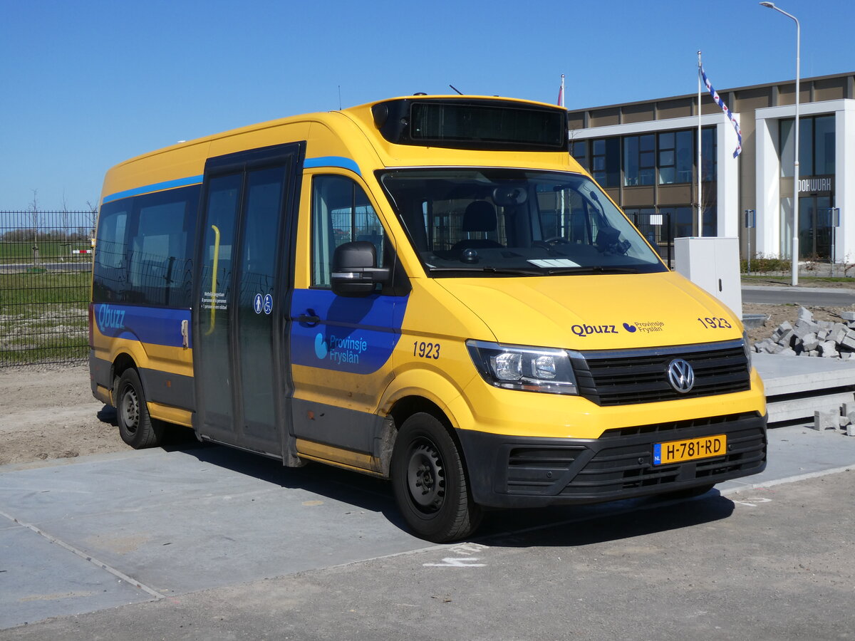 (273'647) - Qbuzz, Groningen - Nr. 1923/H-781-RD - VW am 5. April 2025 in Dokkum, Garage