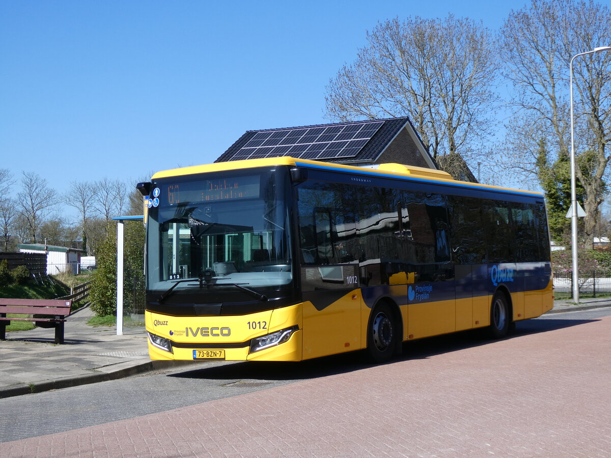 (273'659) - Qbuzz, Groningen - Nr. 1012/73-BZN-7 - Iveco am 5. April 2025 in Ternaard, Stationsweg