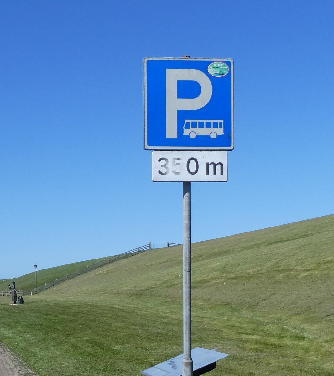 (273'682) - Busparkplatz in 350 m am 5. April 2025 in Paesens-Moddergat