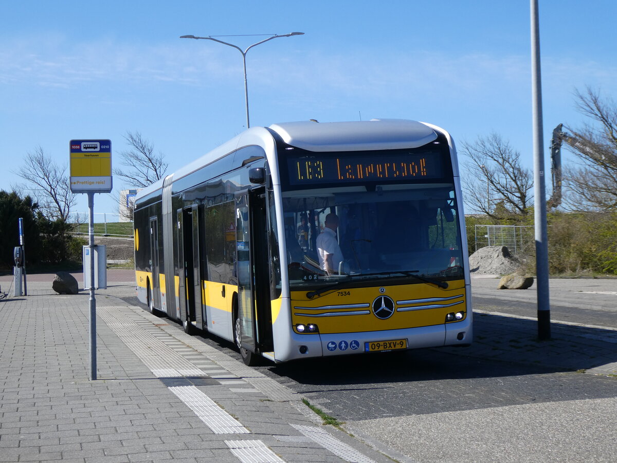 (273'696) - Qbuzz, Groningen - Nr. 7534/09-BXV-9 - eMercedes am 5. April 2025 in Lauwersoog, Veerhaven