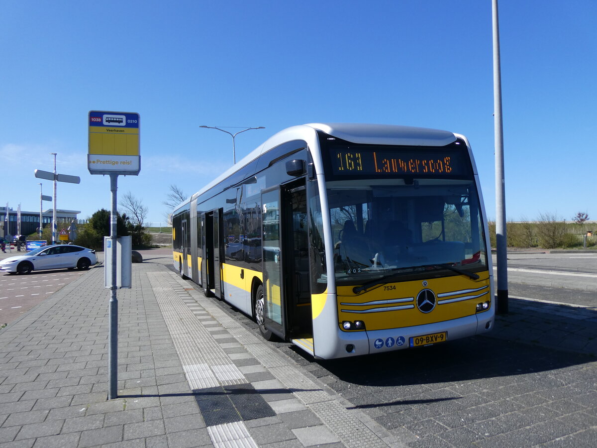 (273'699) - Qbuzz, Groningen - Nr. 7534/09-BXV-9 - eMercedes am 5. April 2025 in Lauwersoog, Veerhaven