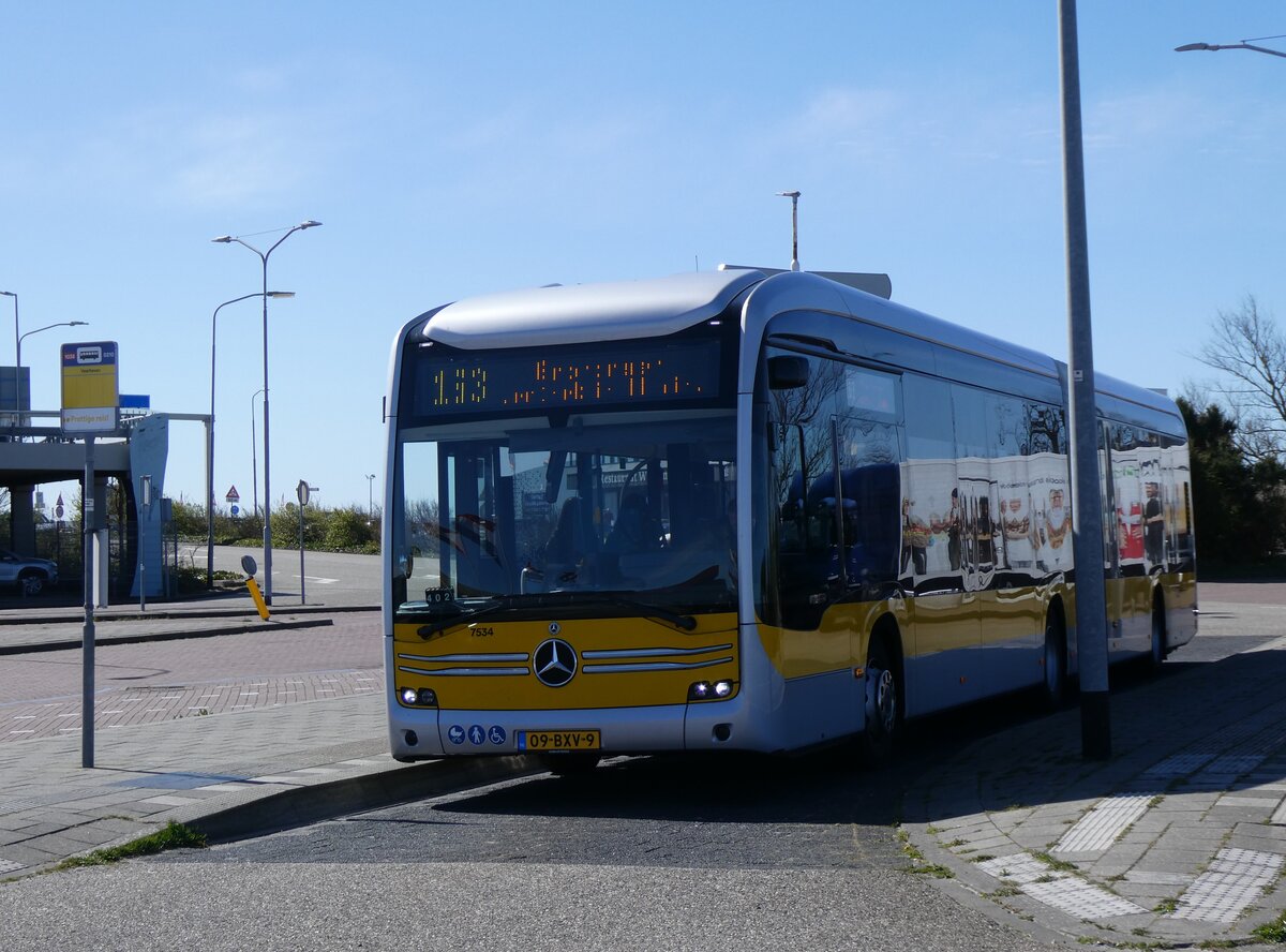 (273'703) - Qbuzz, Groningen - Nr. 7534/09-BXV-9 - eMercedes am 5. April 2025 in Lauwersoog, Veerhaven