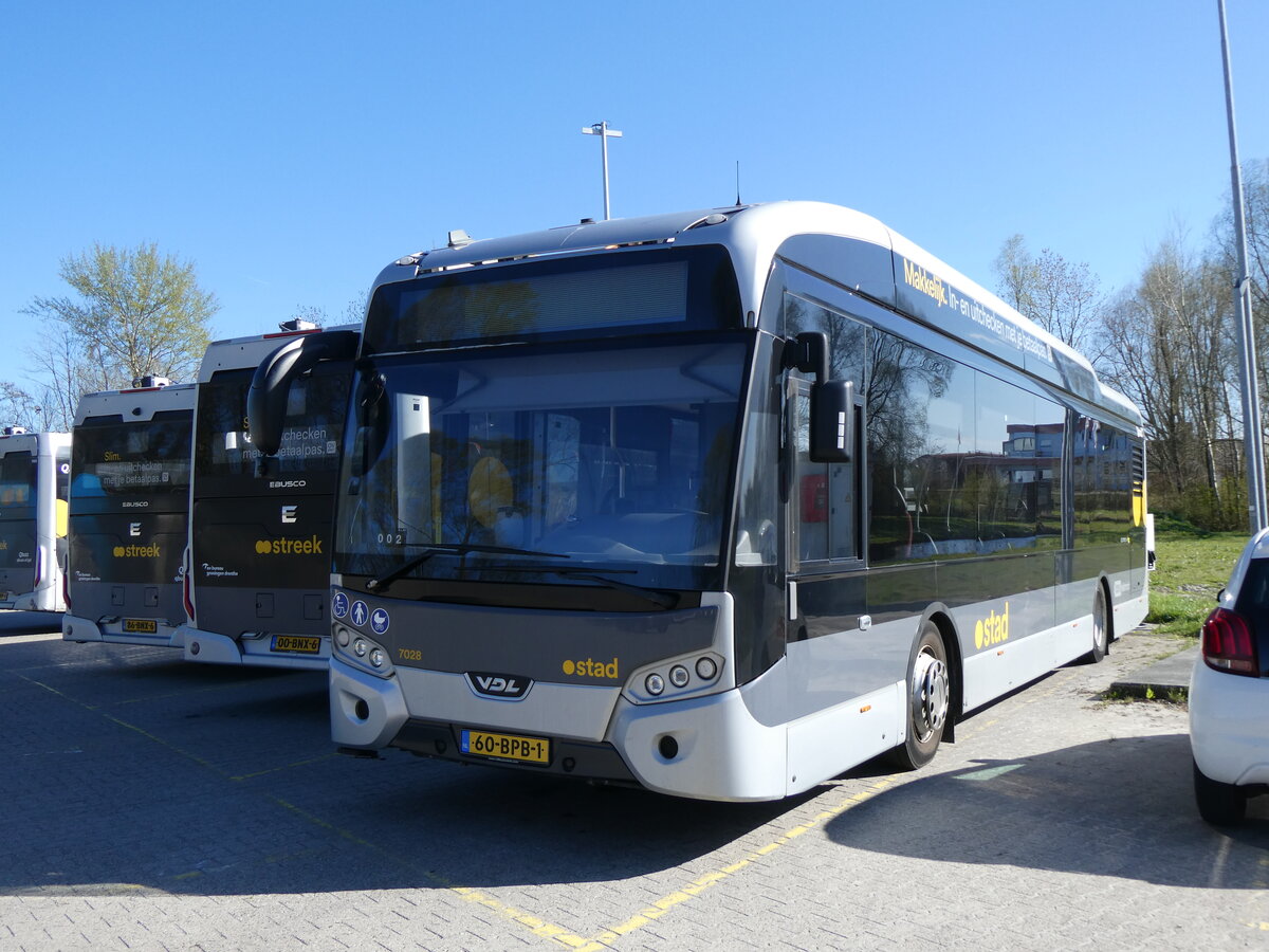 (273'715) - Qbuzz, Groningen - Nr. 7028/60-BPB-1 - eVDL am 5. April 2025 in Zoutkamp, Garage