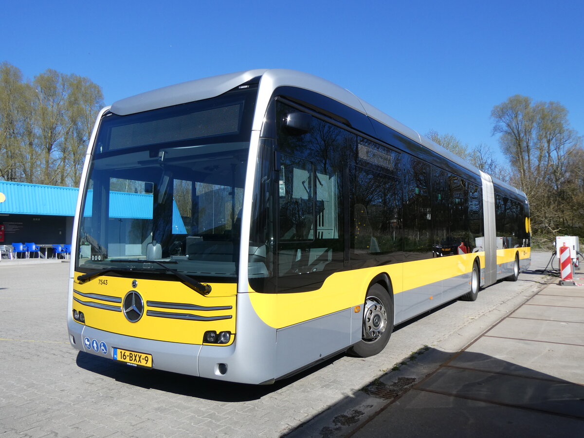 (273'721) - Qbuzz, Groningen - Nr. 7543/16-BXX-9 - eMercedes am 5. April 2025 in Zoutkamp, Garage