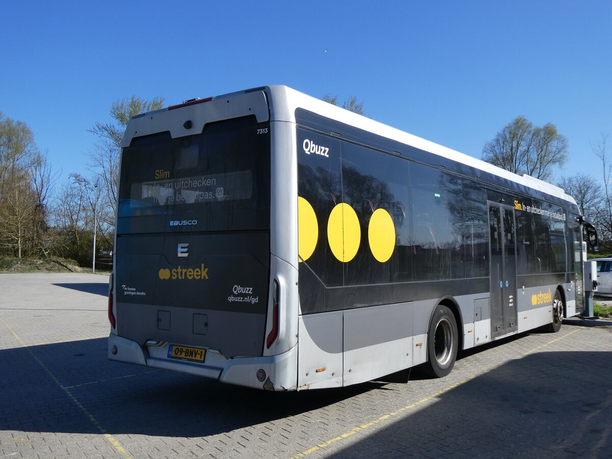 (273'725) - Qbuzz, Groningen - Nr. 7313/09-BNV-1 - eEbusco am 5. April 2025 in Zoutkamp, Garage