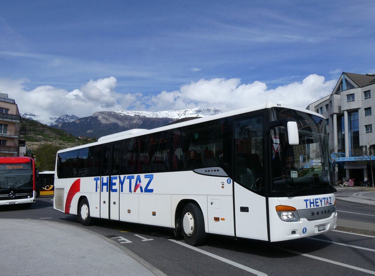 (273'948) - Theytaz, Sion - VS 11'006 - Setra am 14. April 2025 beim Bahnhof Sion