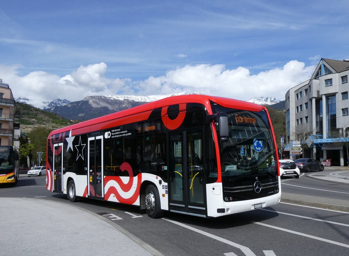 (273'949) - PostAuto Wallis - VS 574'958/PID 12'150 - eMercedes am 14. April 2025 beim Bahnhof Sion