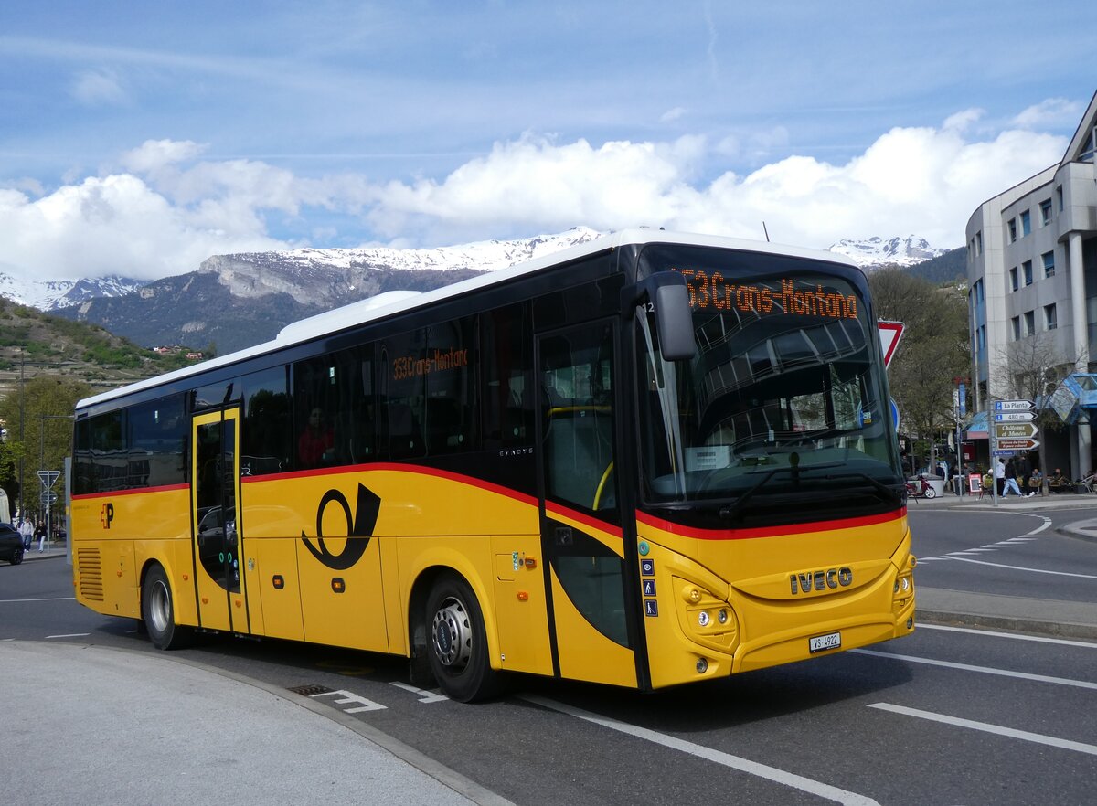 (273'952) - Mabillard, Lens - VS 4922/PID 12'002 - Iveco am 14. April 2025 beim Bahnhof Sion