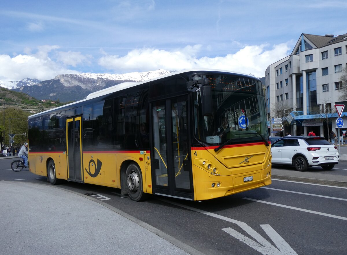 (273'953) - Lathion, Sion - Nr. 4/VS 145'606/PID 10'998 - Volvo am 14. April 2025 beim Bahnhof Sion