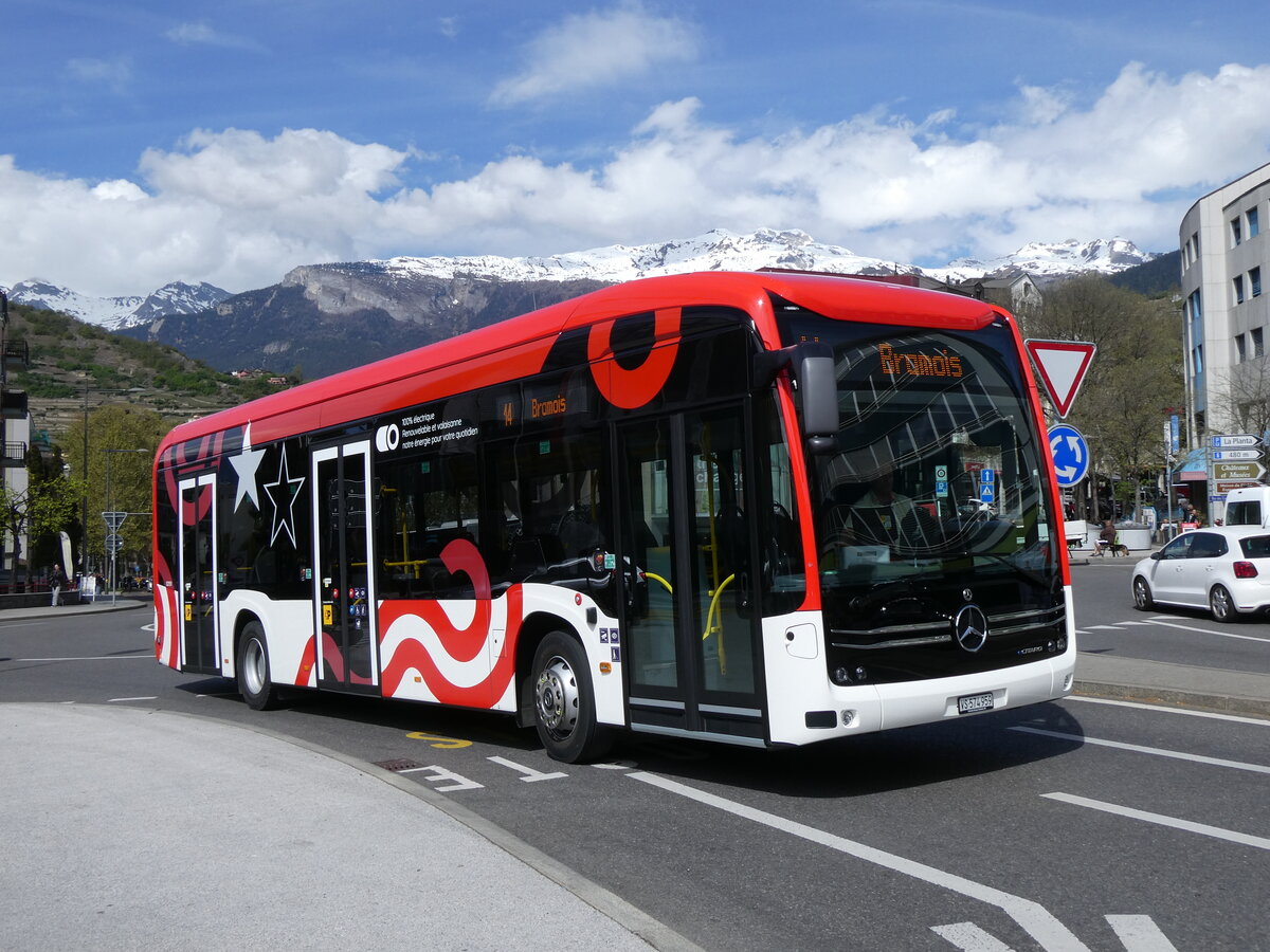 (273'958) - PostAuto Wallis - VS 574'959/PID 12'151 - eMercedes am 14. April 2025 beim Bahnhof Sion