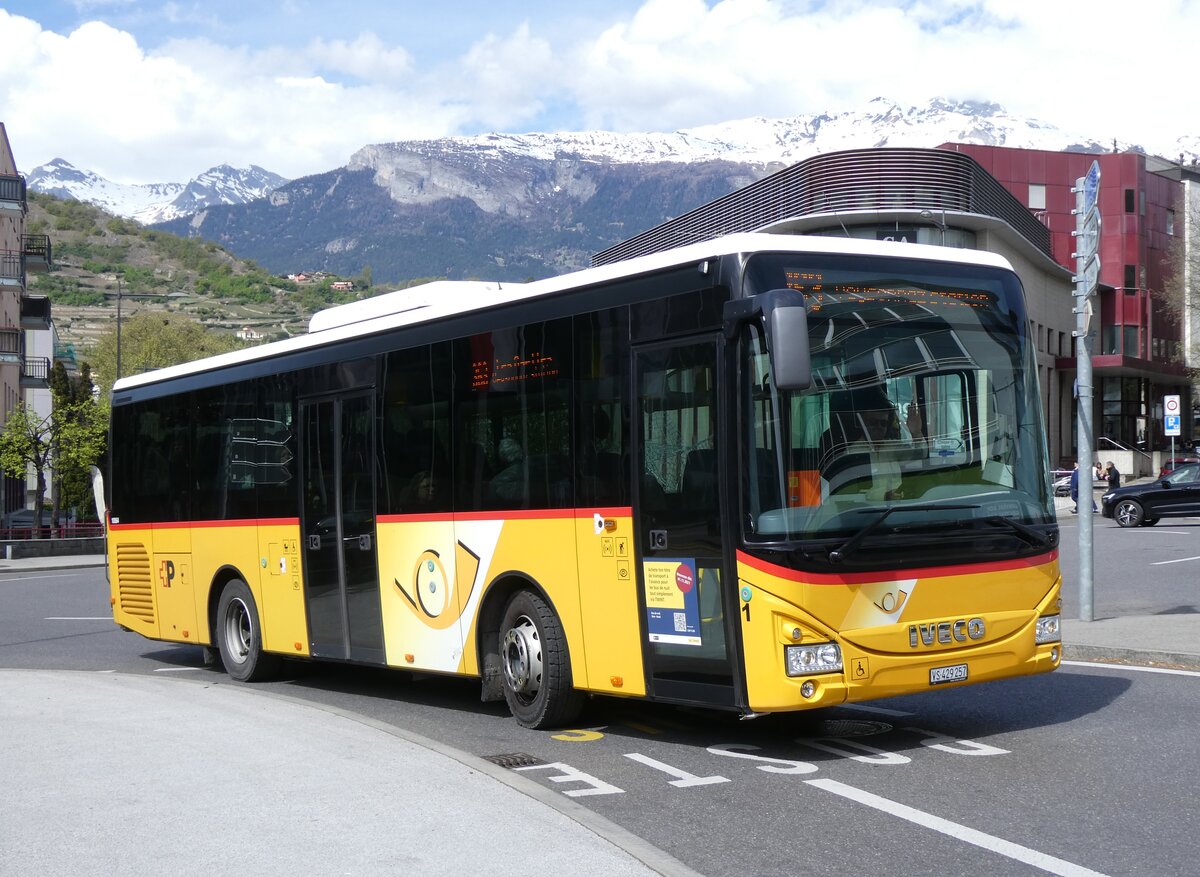 (273'967) - PostAuto Wallis - Nr. 1/VS 429'257/PID 10'064 - Iveco am 14. April 2025 beim Bahnhof Sion
