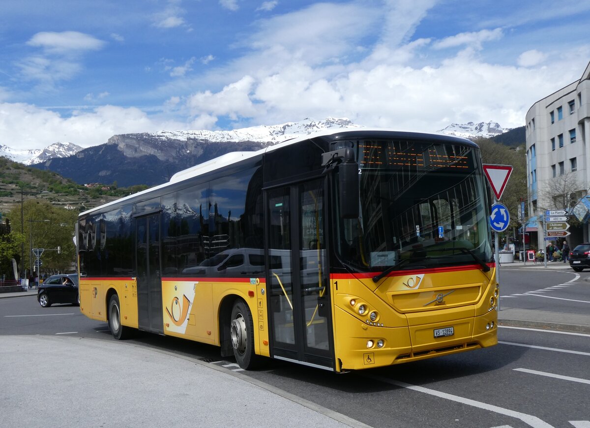 (273'977) - Lathion, Sion - Nr. 1/VS 12'894/PID 10'492 - Volvo am 14. April 2025 beim Bahnhof Sion