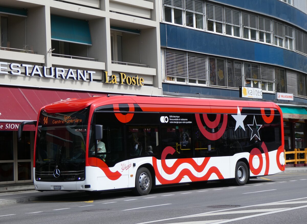 (273'978) - PostAuto Wallis - VS 574'959/PID 12'151 - eMercedes am 14. April 2025 beim Bahnhof Sion