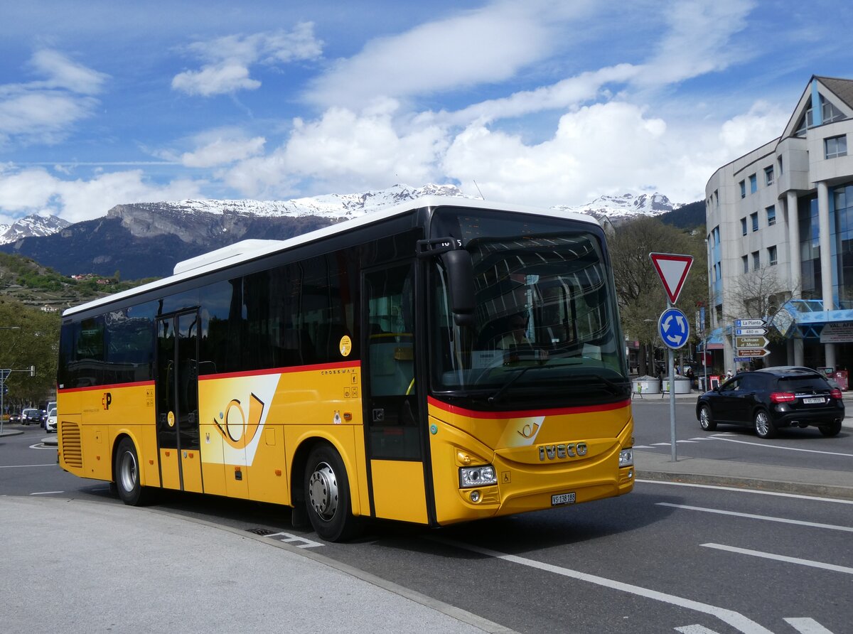 (273'981) - Ev�quoz, Erde - VS 138'188/PID 10'815 - Iveco am 14. April 2025 beim Bahnhof Sion