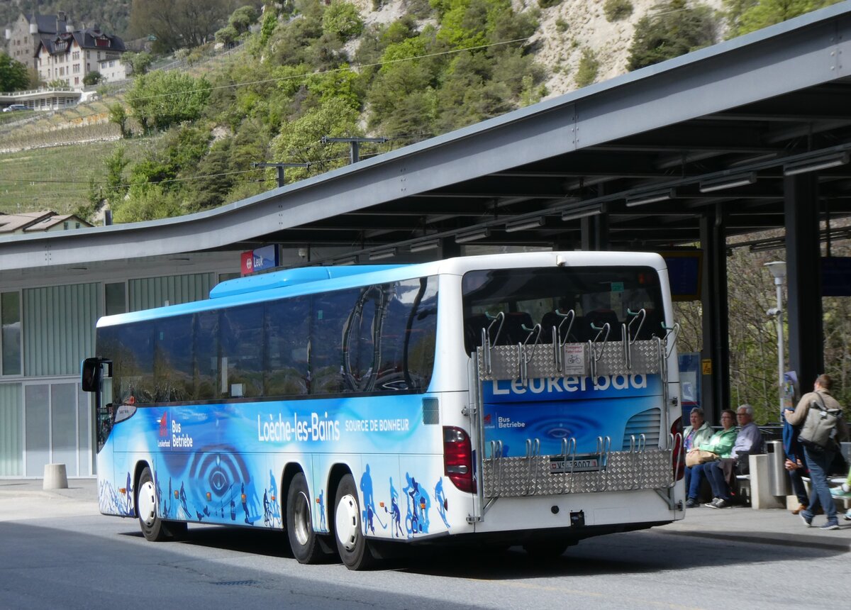 (274'003) - LBB Susten - Nr. 7/VS 38'007 - Setra am 14. April 2025 beim Bahnhof Leuk