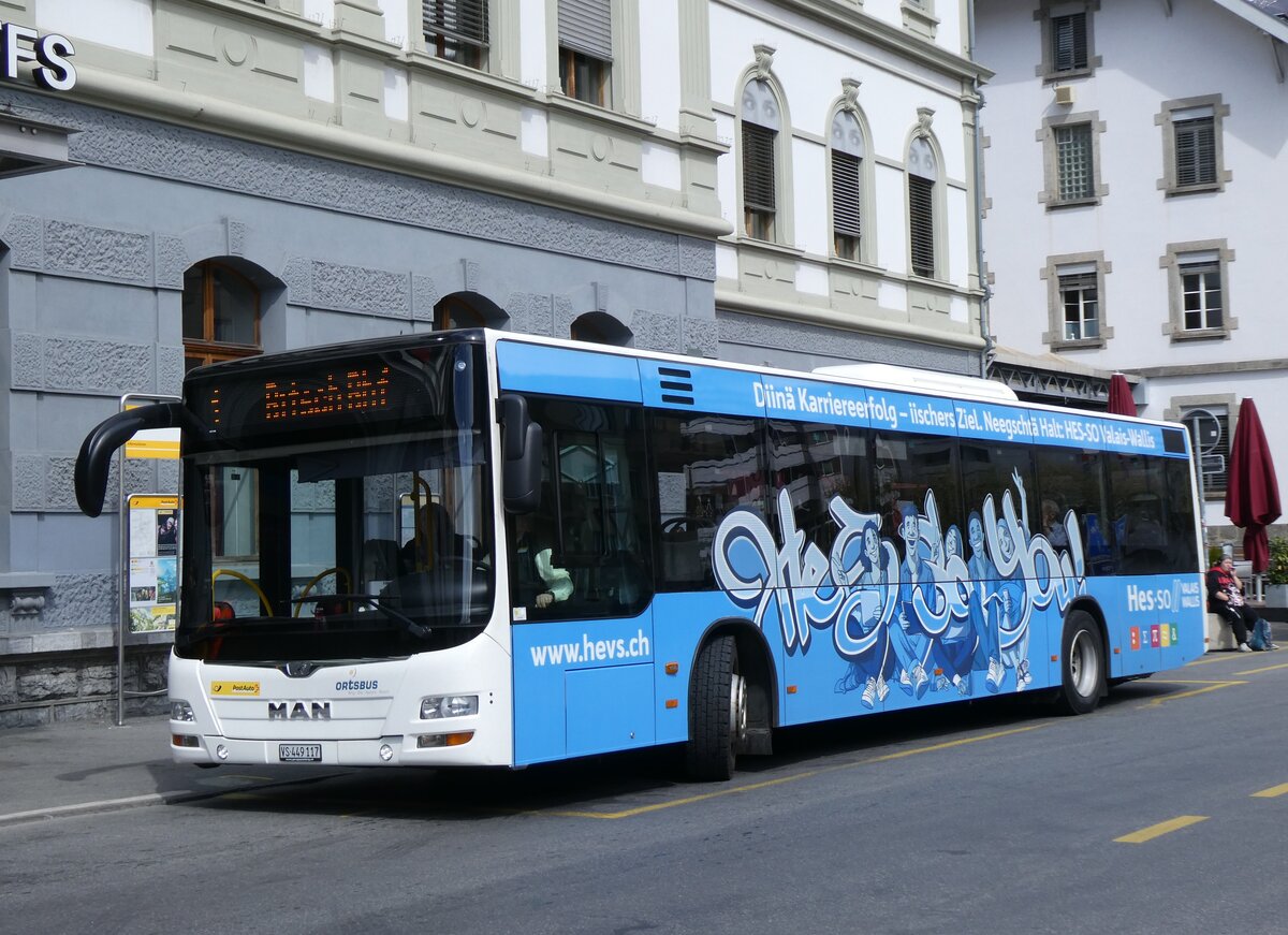 (274'014) - PostAuto Wallis - VS 449'117/PID 10'445 - MAN am 14. April 2025 beim Bahnhof Brig