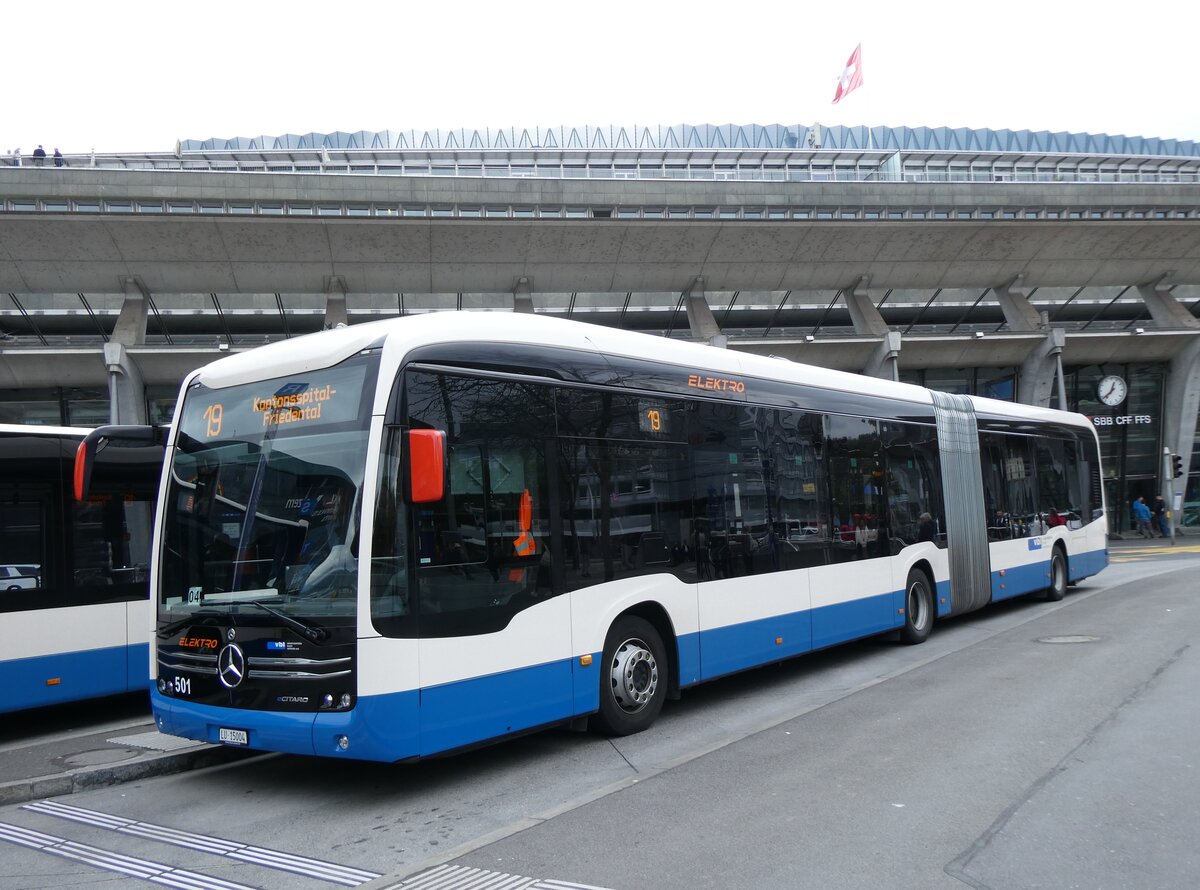 (274'021) - VBL Luzern - Nr. 501/LU 15'004 - eMercedes am 15. April 2025 beim Bahnhof Luzern