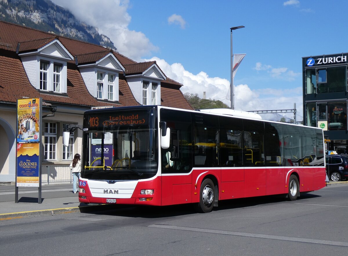 (274'034) - PostAuto Bern - BE 654'090/PID 12'339 - MAN (ex Dr. Richard, A-Wien Nr. 1419) am 15. April 2025 beim Bahnhof Interlaken Ost