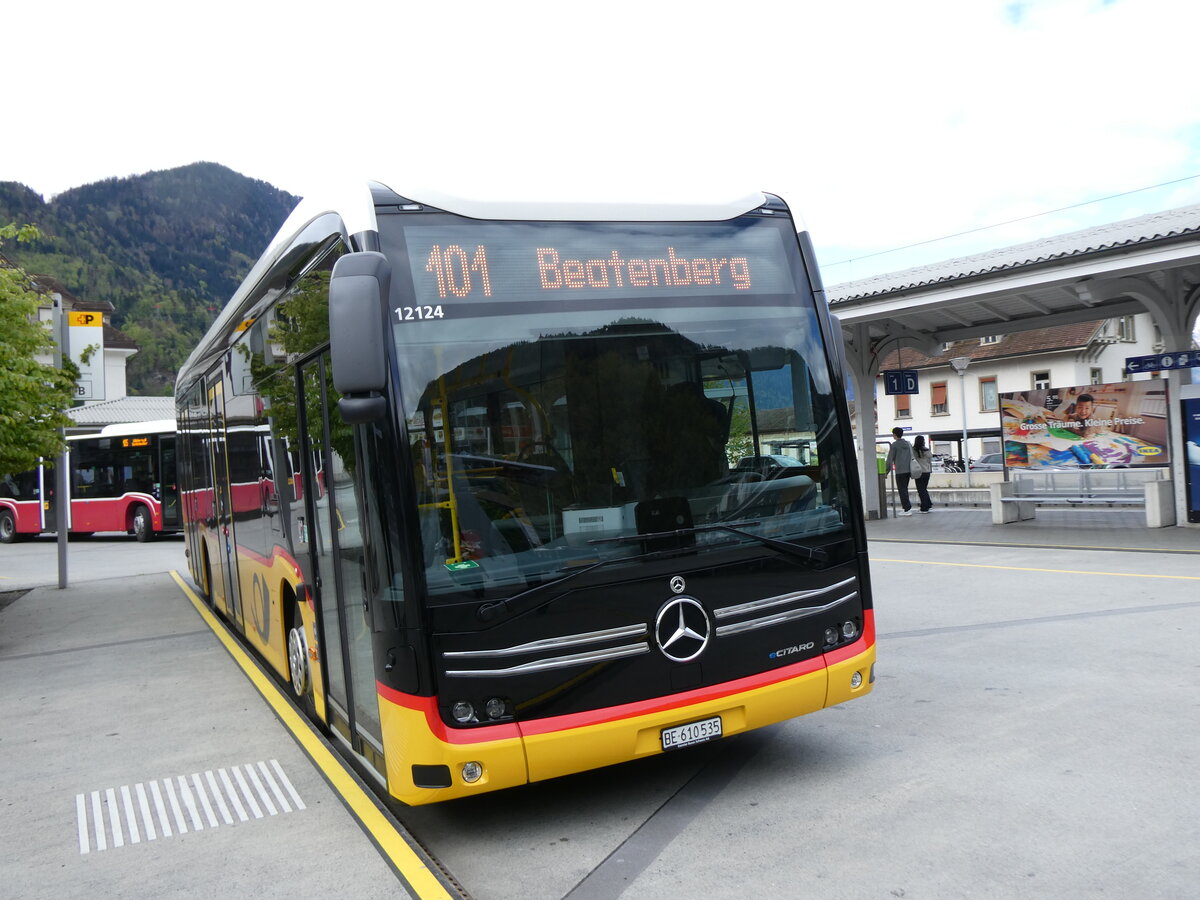 (274'153) - PostAuto Bern - BE 610'535/PID 12'124 - eMercedes am 24. April 2025 beim Bahnhof Interlaken West