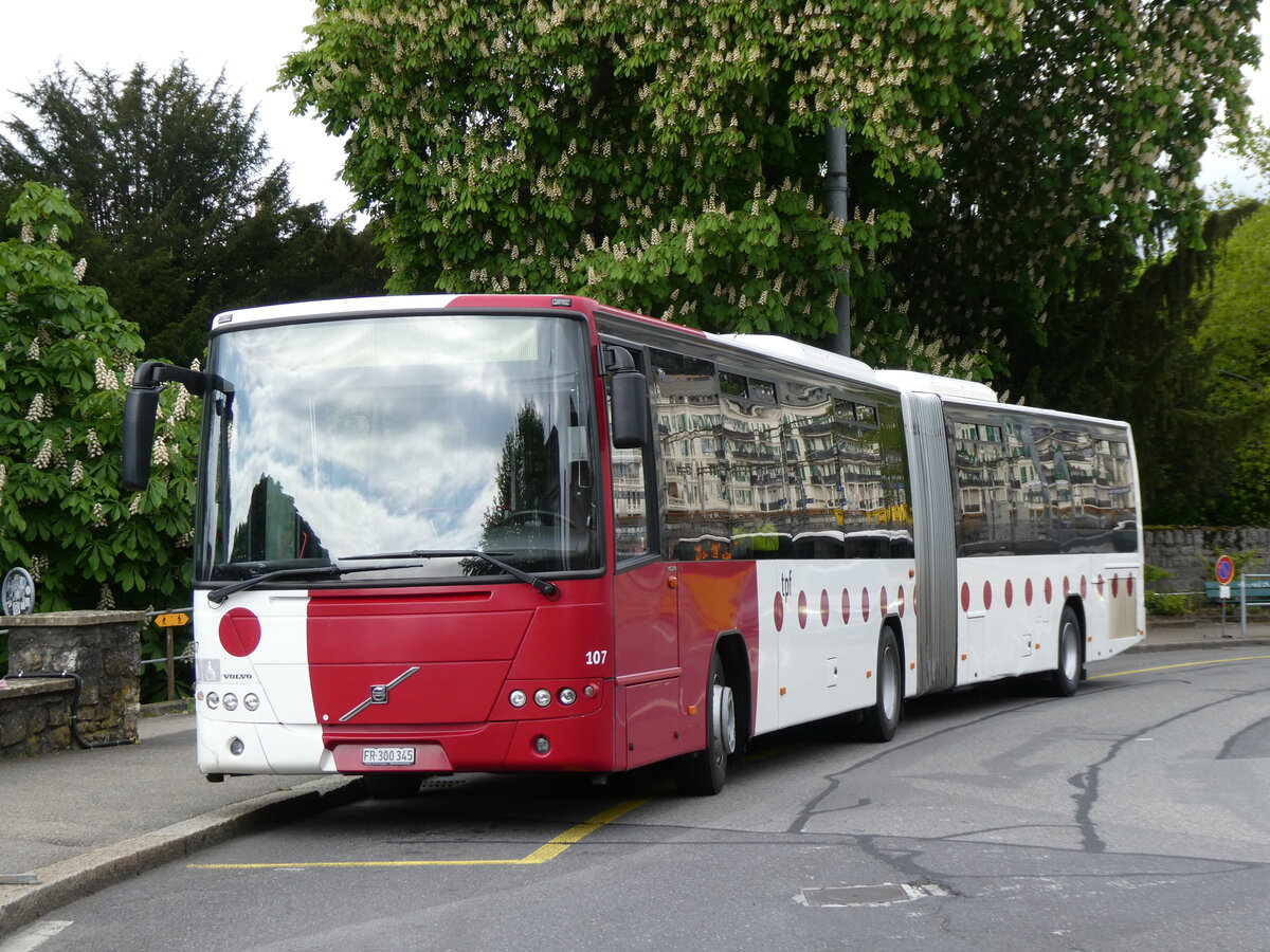 (274'196) - TPF Fribourg - Nr. 107/FR 300'345 - Volvo am 26. April 2025 beim Bahnhof Neuch�tel