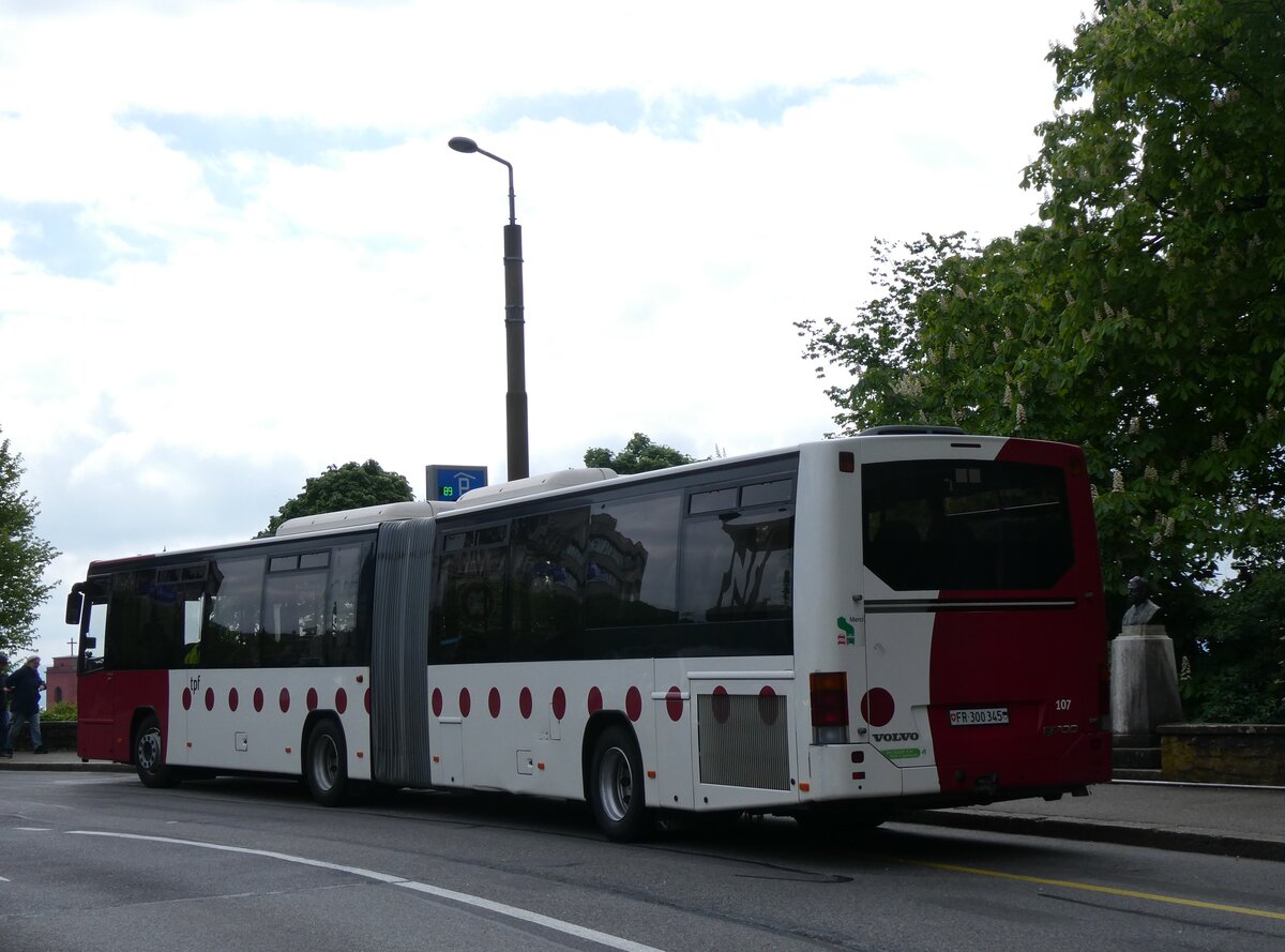 (274'197) - TPF Fribourg - Nr. 107/FR 300'345 - Volvo am 26. April 2025 beim Bahnhof Neuch�tel