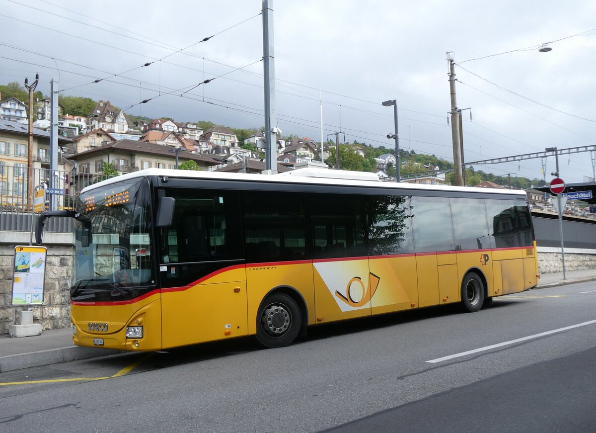 (274'200) - CarPostal Ouest - NE 165'364/PID 10'018 - Iveco (ex TPC Aigle Nr. CP09) am 26. April 2025 beim Bahnhof Neuch�tel 