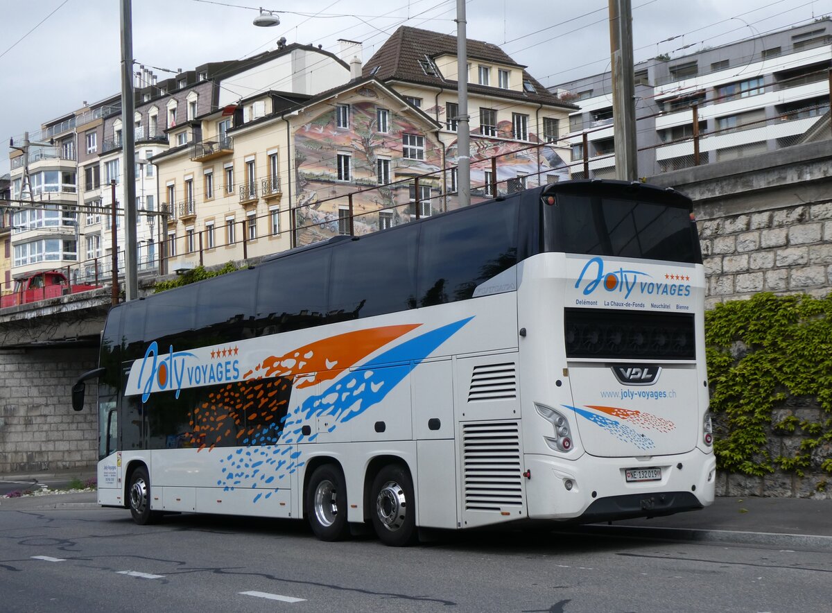 (274'202) - Joly Voyages, Les Breuleux - NE 132'019 - VDL am 26. April 2025 beim Bahnhof Neuch�tel