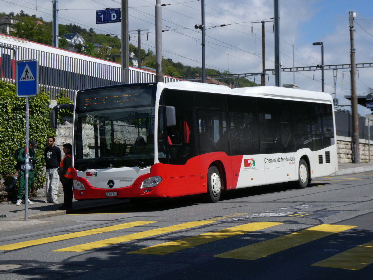 (274'275) - CJ Tramelan - Nr. 127/BE 826'347 - Mercedes am 26. April 2025 beim Bahnhof Neuch�tel