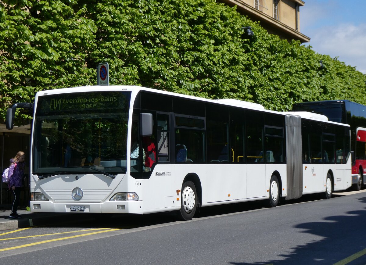 (274'284) - Wieland, Murten - Nr. 121/FR 300'602 - Mercedes (ex Interbus, Yverdon Nr. 211; ex BVB Basel Nr. 792; ex VZO Gr�ningen Nr. 24) am 26. April 2025 beim Bahnhof Neuch�tel