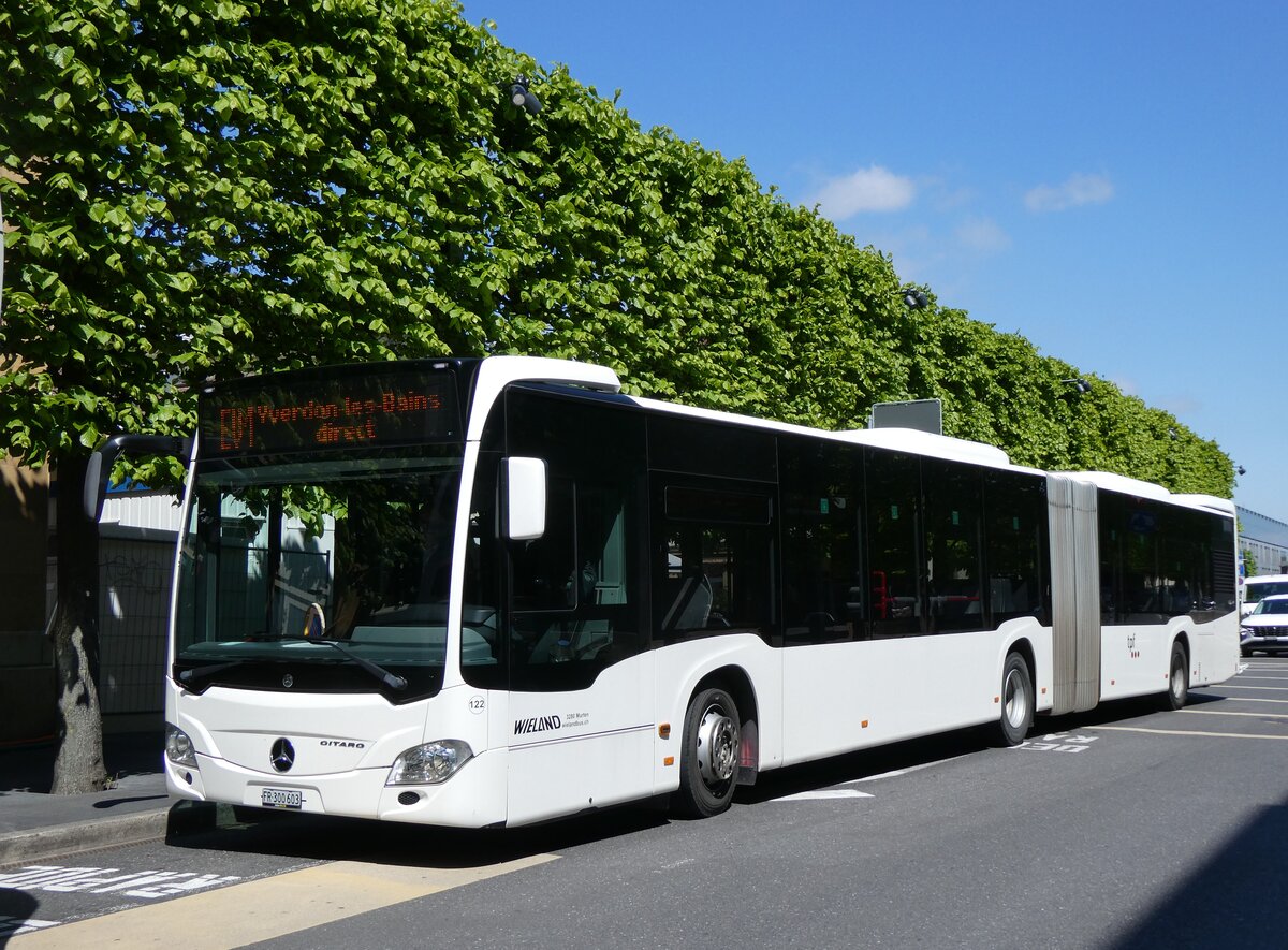(274'296) - Wieland, Murten - Nr. 122/FR 300'603 - Mercedes (ex Interbus, Yverdon Nr. 209; ex Gschwindl, A-Wien Nr. 8401) am 26. April 2025 beim Bahnhof Neuch�tel