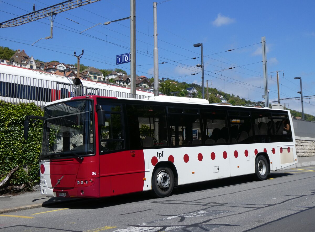 (274'300) - TPF Fribourg - Nr. 36/FR 300'358 - Volvo am 26. April 2025 beim Bahnhof Neuch�tel