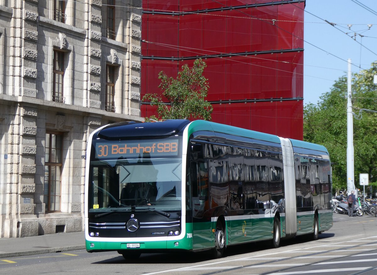 (274'400) - BVB Basel - Nr. 7104/BS 99'104 - eMercedes am 2. Mai 2025 beim Bahnhof Basel