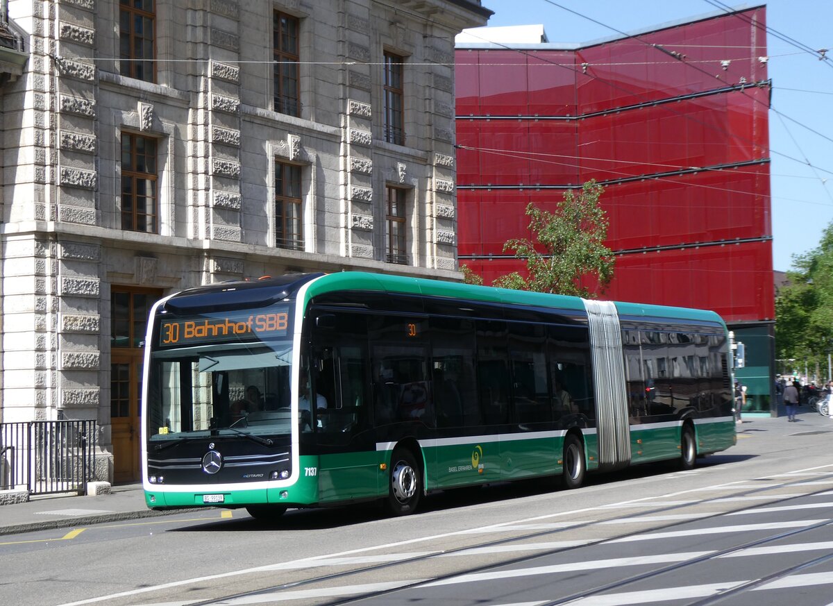 (274'404) - BVB Basel - Nr. 7137/BS 99'139 - eMercedes am 2. Mai 2025 beim Bahnhof Basel