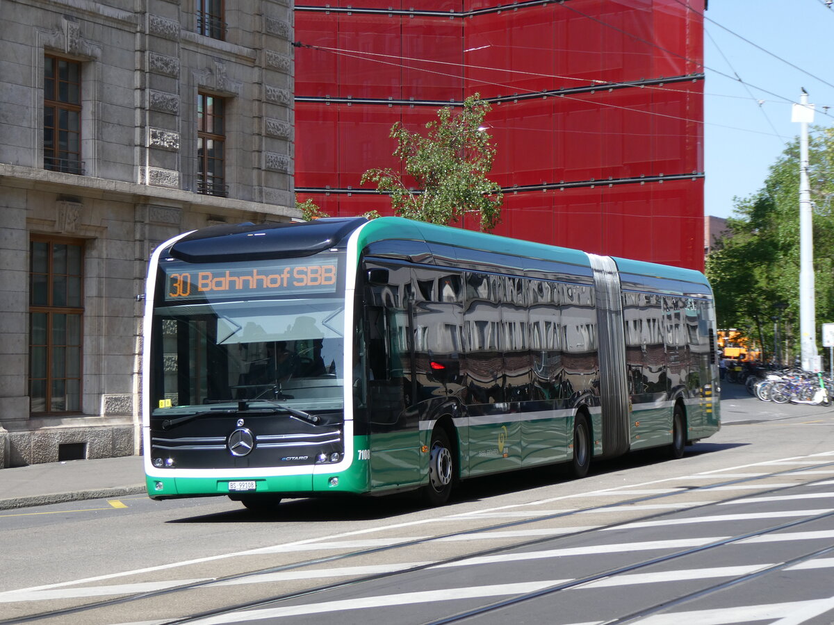 (274'411) - BVB Basel - Nr. 7108/BS 99'108 - eMercedes am 2. Mai 2025 beim Bahnhof Basel