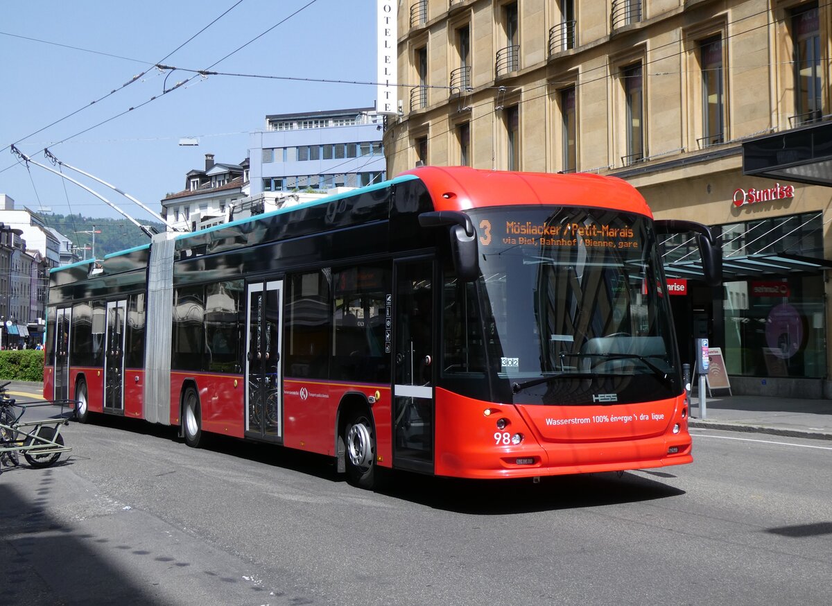 (274'482) - VB Biel - Nr. 98 - Hess/Hess Gelenktrolleybus am 2. Mai 2025 beim Bahnhof Biel