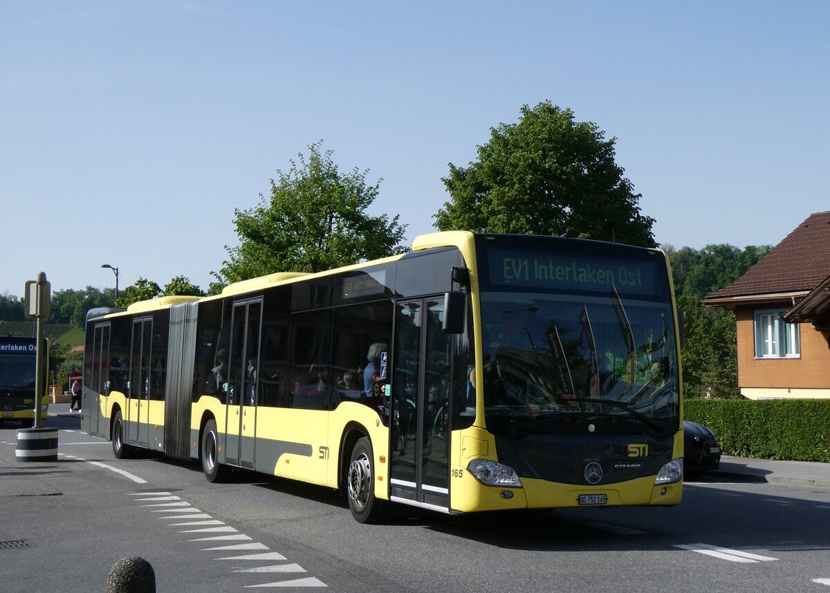 (274'497) - STI Thun - Nr. 165/BE 752'165 - Mercedes am 2. Mai 2025 beim Bahnhof Spiez