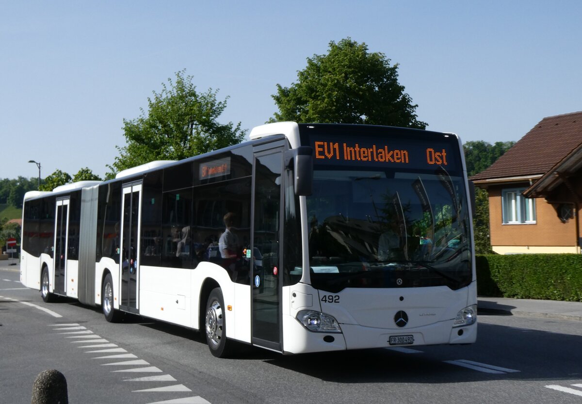 (274'499) - Intertours, Domdidier - Nr. 492/FR 300'492 - Mercedes am 2. Mai 2025 beim Bahnhof Spiez