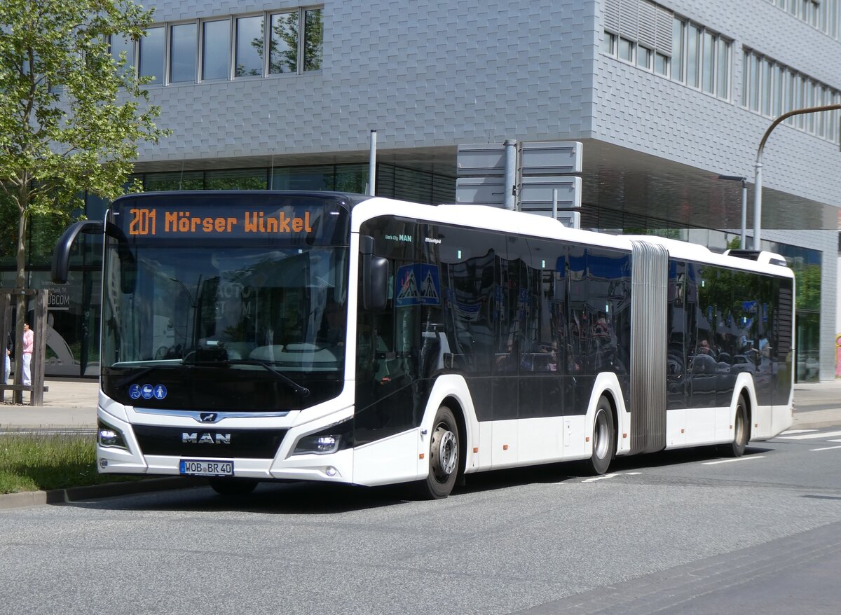 (275'002) - Bischof, Wolfsburg - WOB-BR 40 - MAN am 7. Mai 2025 beim Hauptbahnhof Wolfsburg
