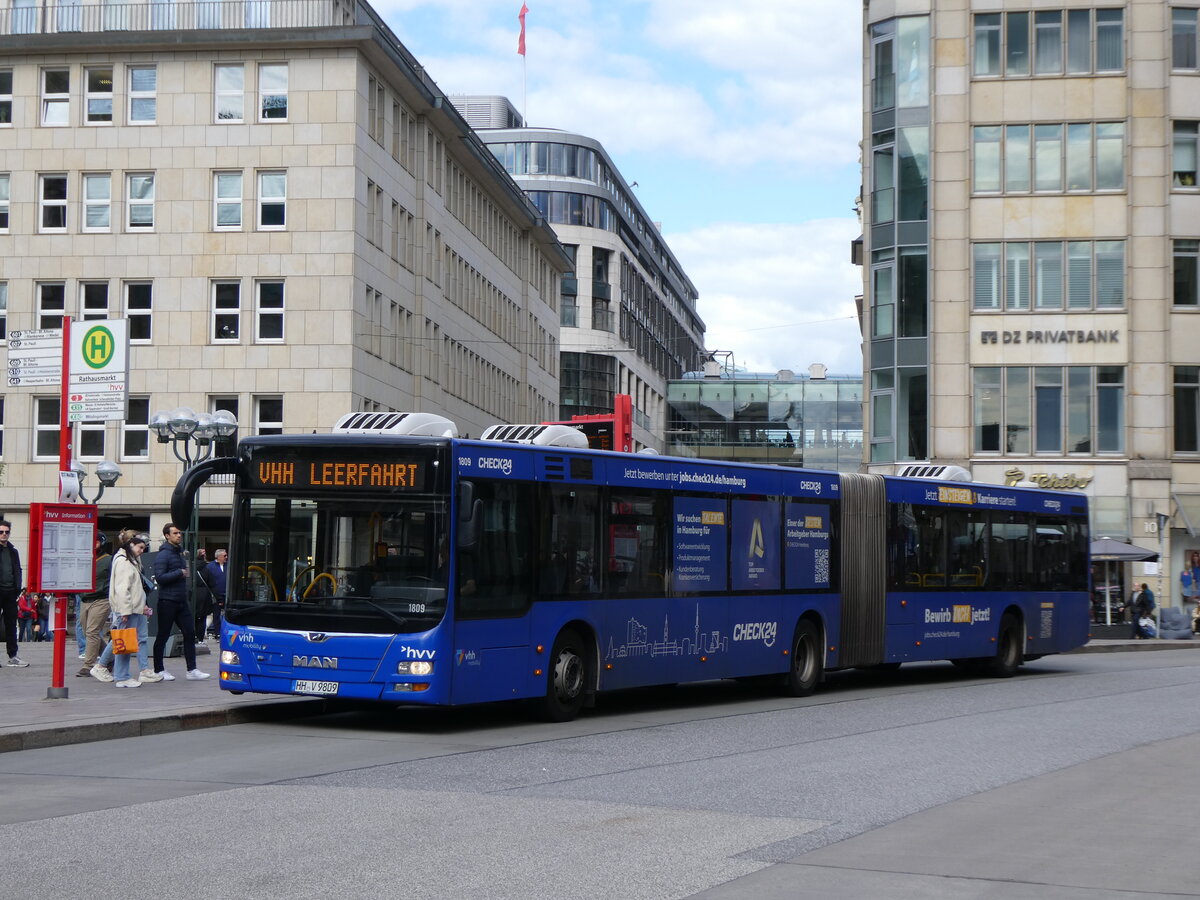 (275'093) - VHH Hamburg - Nr. 1809/HH-V 9809 - MAN am 8. Mai 2025 in Hamburg, Rathausmarkt