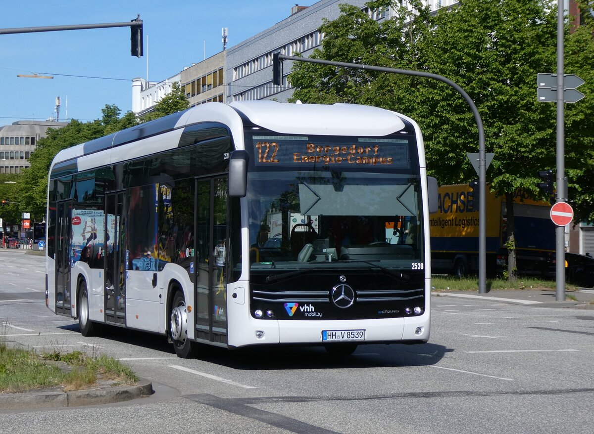 (275'285) - VHH Hamburg - Nr. 2539/HH-V 8539 - eMercedes am 9. Mai 2025 beim Hauptbahnhof Hamburg