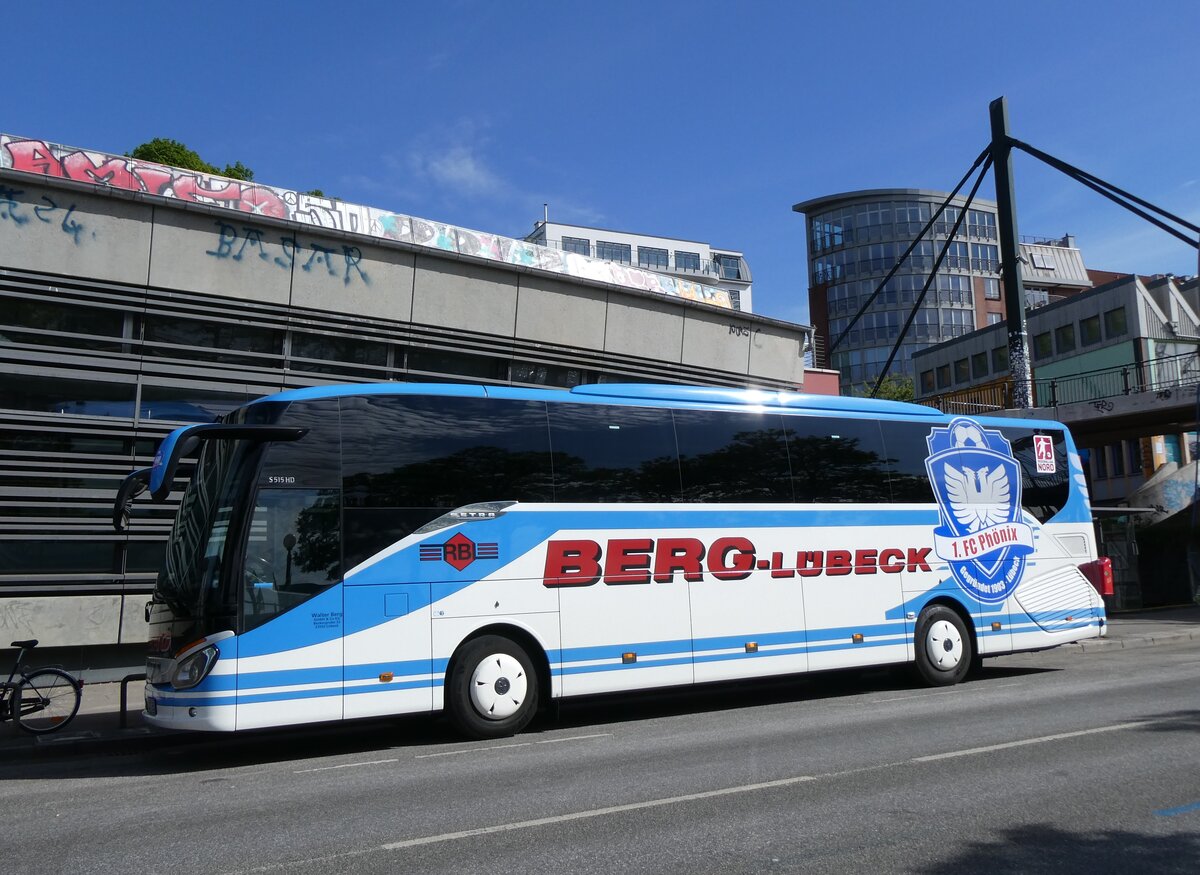 (275'357) - Berg, L�beck - HL-CT 25 - Setra am 10. Mai 2025 in Hamburg, Hafentreppe