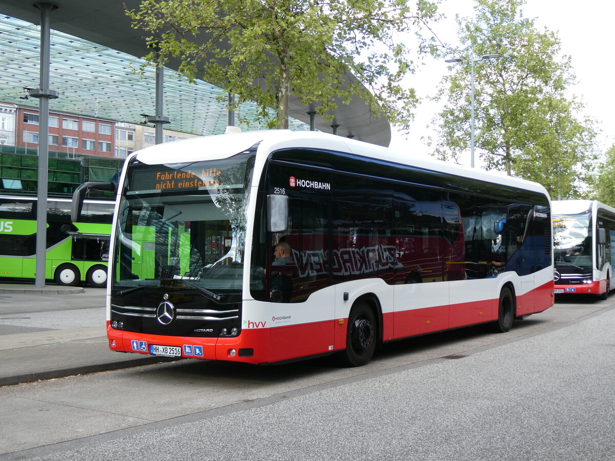(275'379) - HHA Hamburg - Nr. 2516/HH-XB 2516 - eMercedes am 10. Mai 2025 beim Hauptbahnhof Hamburg