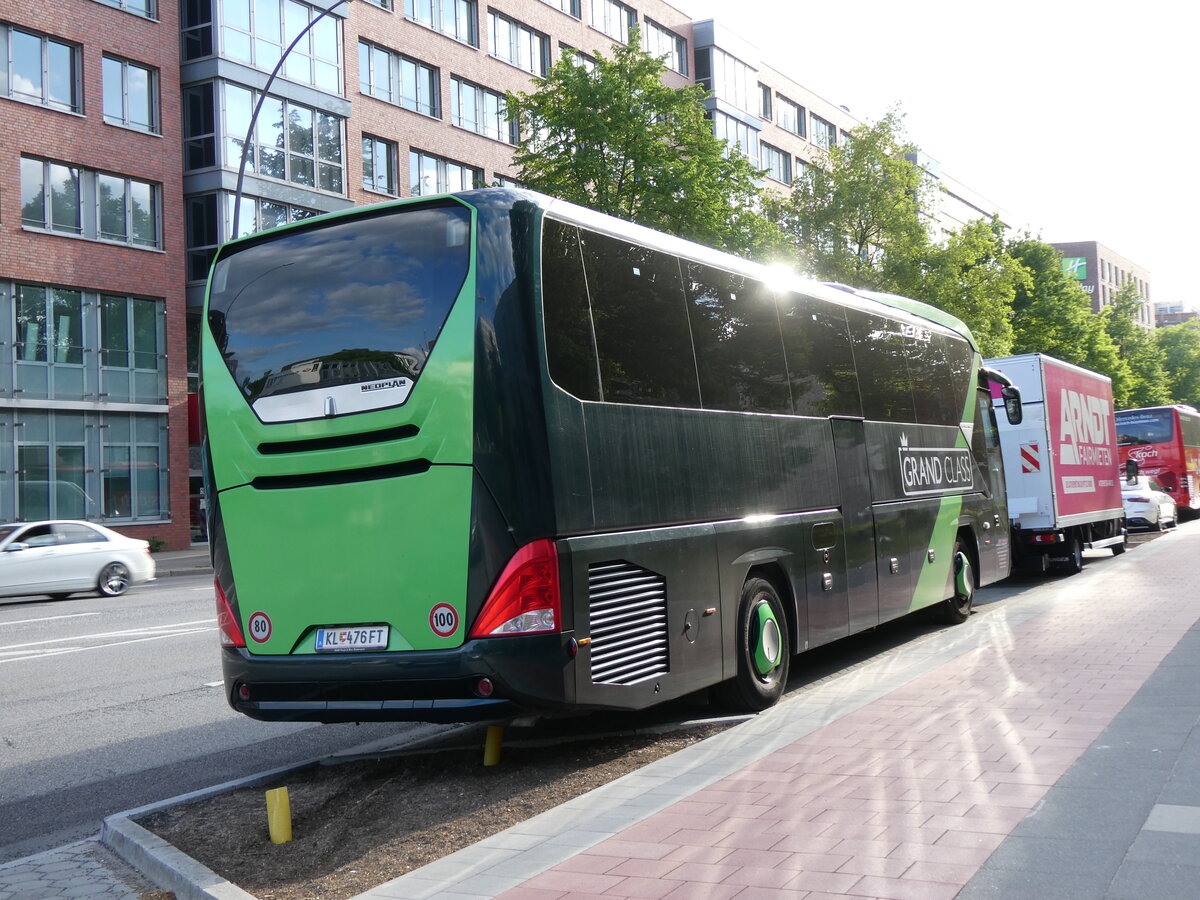 (275'400) - Aus Oestereich: Juwan, Ferlach - KL 476 FT - Neoplan am 10. Mai 2025 in Hamburg, Eiffestrasse