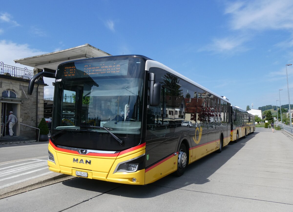 (275'558) - PostAuto Ostschweiz - SG 304'013/PID 11'499 - MAN am 15. Mai 2025 beim Bahnhof Uznach